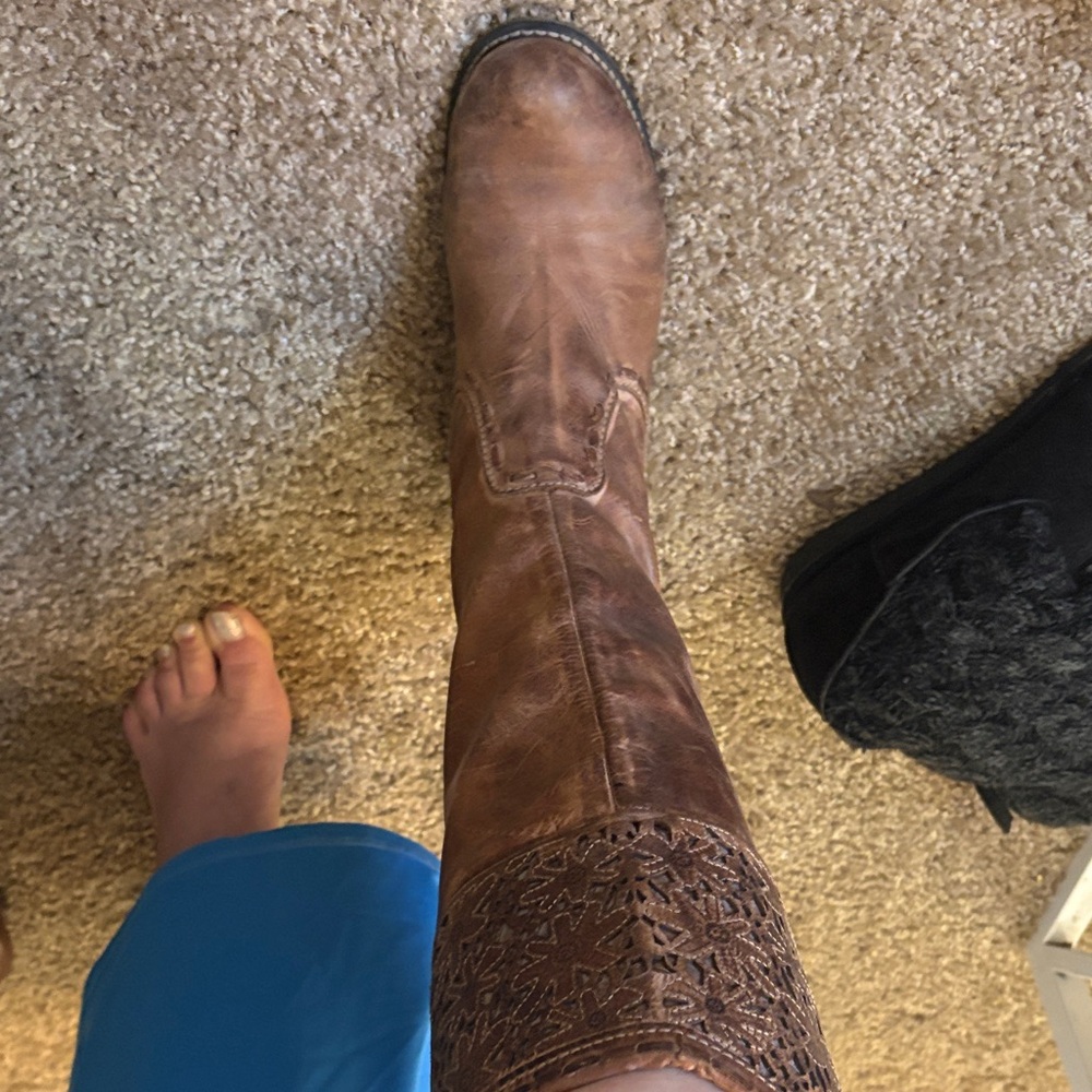 Elegant Brown Leather Winter Boots - Picture 5 of 9